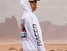 Dreng klædt i hvid sweatcardigan med hætte of Formel 1 print på ryg og ærme fra Name It 13242797 bright white